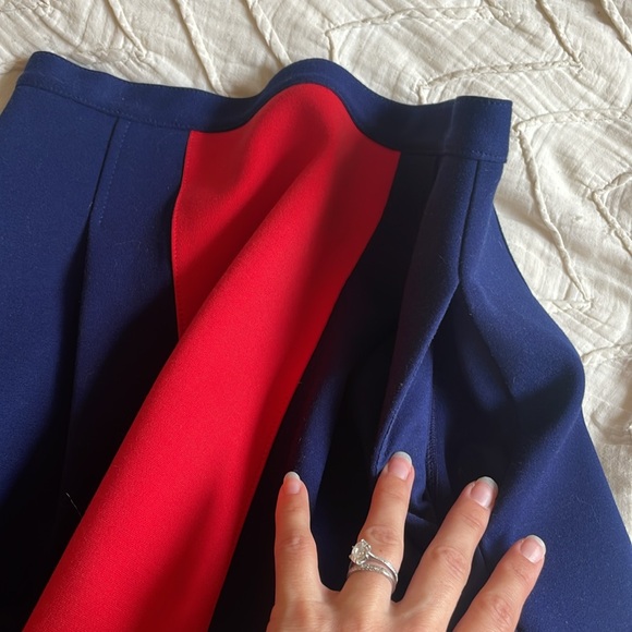 Club Monaco mini skirt with pockets! Size 2 💙❤️💙 - Picture 4 of 5